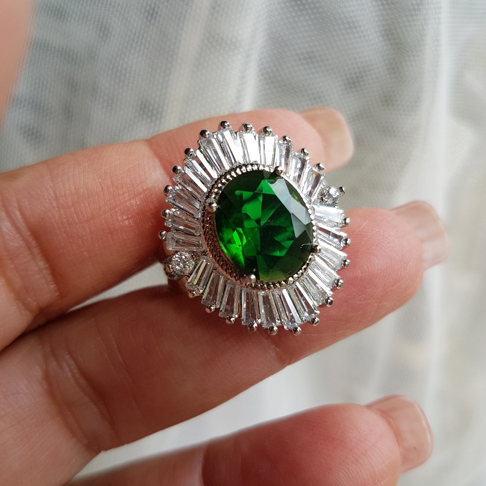 Swarovski Elements 925 Silver Emerald Green Oval Baguette Starburst Ring NEW - Picture 7 of 13
